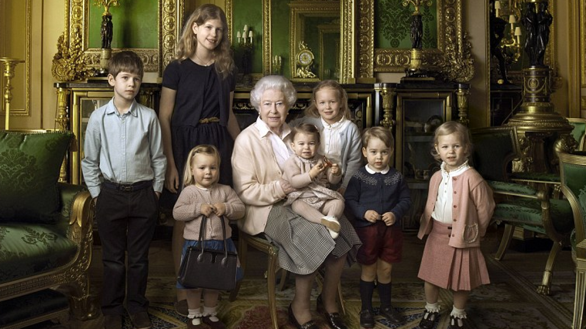 H βασίλισσα Ελισάβετ έγινε 90 ετών και φωτογραφήθηκε με τα δισέγγονά της!